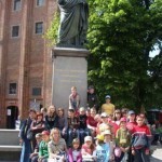 Toruń Tourist - wycieczka szkolna przed Pomnikiem Mikołaja Kopernika